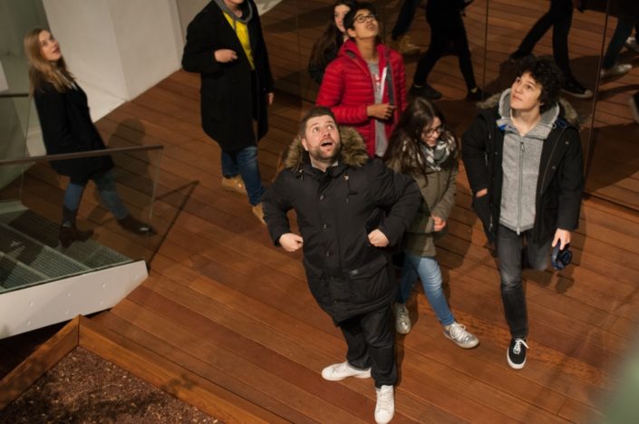 Devant l'olivier, les membres du Conseil Communal des Jeunes prennent place