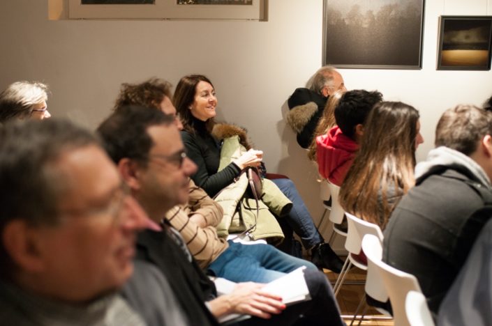 Au fond, Elisabeth Batier, membre du Comité de lecture, mise en lumière