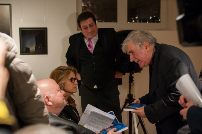 Sous le regard d'Alain Levy, Maire-Adjoint chargé des relations européennes et internationales, Jean-Marc Muller remet à Monsieur Santini et à Madame Estrade-François le recueil 2016 de Poésie en liberté