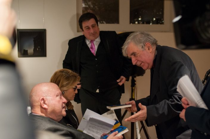 Sous le regard d'Alain Levy, Maire-Adjoint chargé des relations européennes et internationales, Jean-Marc Muller remet à Monsieur Santini et à Madame Estrade-François le recueil 2016 de Poésie en liberté