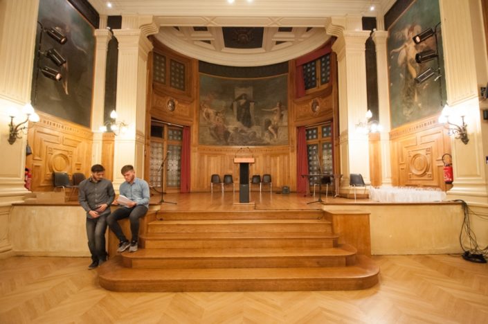 Des jurés 2017 contribuent à la mise en place de la cérémonie : Romuald Thonney, Isséen, apprenti en mécanique auto et Marius David Orléanais en 1ère scientifique