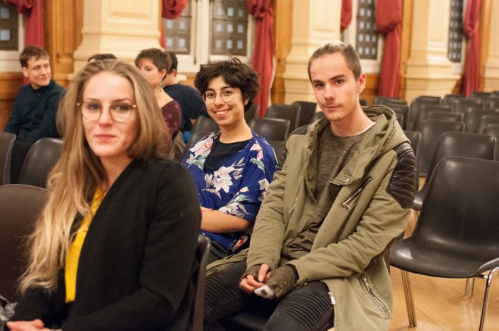 les sélectionnés Sarah Baraka Université Lille 3 et Romain Delait CNDB Virton (Belgique) assis derrière Marion Hanat UTEC Provins (77)