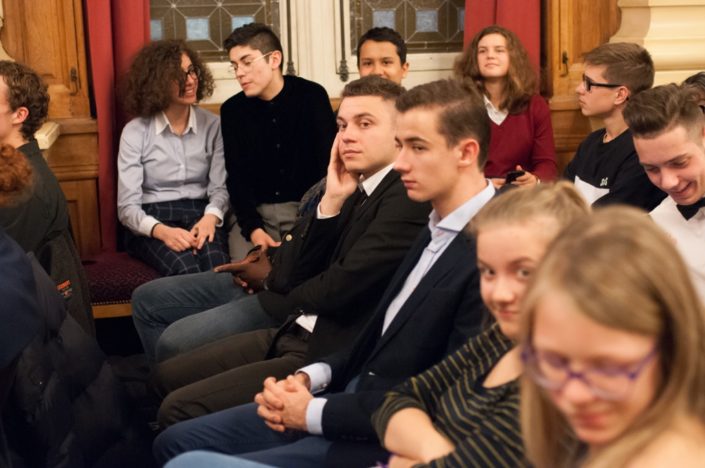 sur la banquette, Raïssa Bouri, Ignacio Guzman, Valentin Kanganagedara, Fanny Guillot-Salomon face à Florian Delestré et Jacques de Certaines