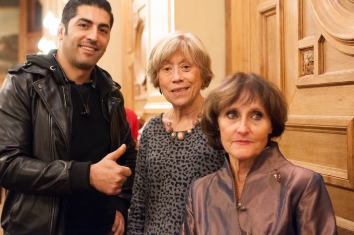 Un spectateur enthousiaste et Elisabeth Jouhaud, Secrétaire générale adjointe et Rose Séguignes, Secrétaire générale