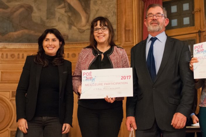 Manon Laporte, Conseillère régionale d'Ile-de-France, Déléguée spéciale aux actions culturelles et artistiques dans les lycées décerne le prix de la meilleure participation des des Centres de formation d’apprentis au CFA des Métiers de la viande EPB (Ecole Professionnelle de Boucherie) (75) représenté par Nathalie Gomez, Directrice du CFA et Claude Anthierens, Président de l'EPB