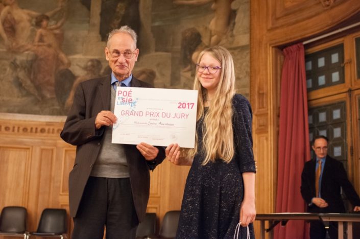 Pierre Brunel, Membre de l'Académie des sciences morales et politiques, Professeur émérite à l'Université Paris-Sorbonne et Président d'honneur de Poésie en liberté remet à Louise A. le "Grand prix du Jury"