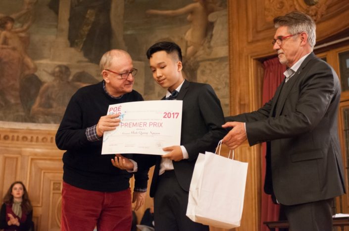 L'auteur-interprète Yvan Dautin et Minh Quang Nguyen, 1er prix, Lycée Français Alexandre Yersin de Hanoï (Vietnam)