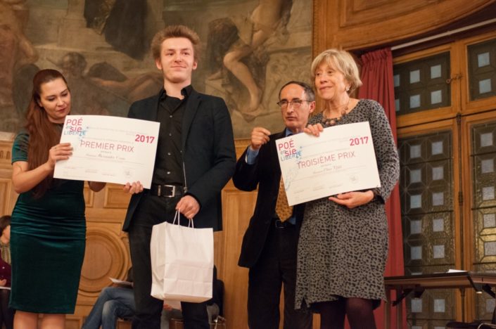 Elizaveta Titkova, Attachée culturelle de l’Ambassade de Russie en France et Alexandre Coste, 1er prix, Lycée Français Alexandre Dumas de Moscou (Russie) ; Gilles Tabard et Elisabeth Jouhaud attendent le lauréat Elias Khlif, 3ème prix