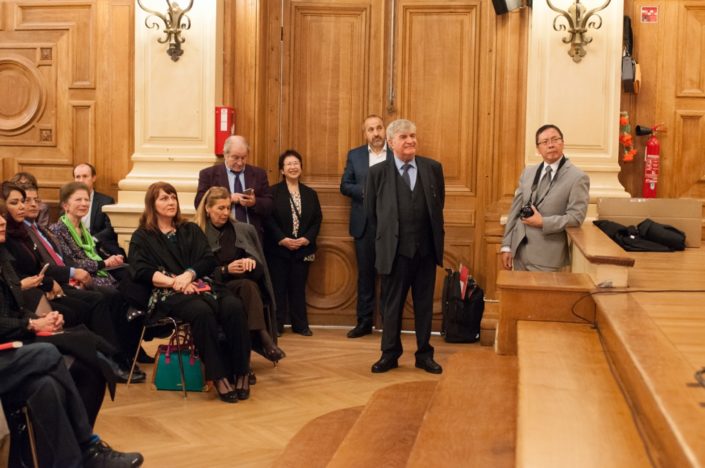 Près de la porte, et derrière Jean-Marc Muller, Président, Francis Piazza, Trésorier adjoint, Yen Kuan, Attachée de Direction, Rabah Kaabeche, administrateur, Guy Kuan, Directeur financier