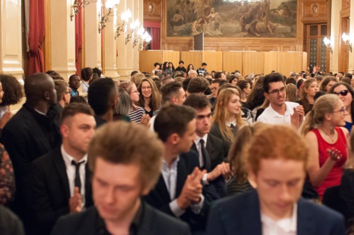 Applaudissements nourris pour le Conseil Communal des Jeunes (CCJ) d'Issy-les-Moulineaux (92) parrain des jurés 2017 et debout au fond de la salle
