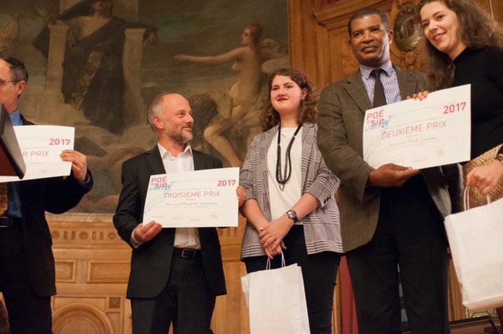 Etienne Orsini, chargé de Mission à l'Espace Andrée Chedid d'Issy les Moulineaux (92) et Margarita Stroganova, 3ème prix, du Lycée Français Alexandre Dumas de Moscou (Russie) ; Jean Olympio, dirigeant de Consultencia et Marie Lemoine, 2ème prix, Lycée Français de Lomé (Togo)