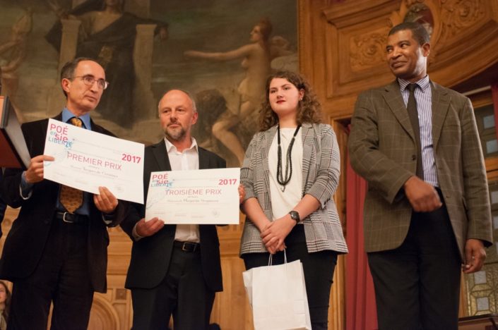 Au centre, Etienne Orsini, chargé de Mission à l'Espace Andrée Chedid d'Issy les Moulineaux (92) et Margarita Stroganova, 3ème prix, du Lycée Français Alexandre Dumas de Moscou (Russie)