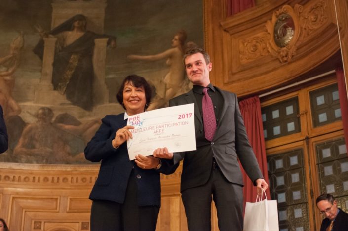 Fadila Méhal, Présidente de la Commission de la culture de la Ville de Paris remet le prix Meilleure participation AEFE au Lycée Français Alexandre Dumas de Moscou (Russie) représenté par Monsieur Hervé Imbert de Balorre