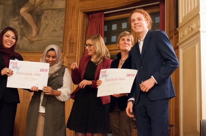 à droite, Madame Marion Dumas, Directrice du Centre culturel canadien et Olivier Jolicoeur, 1er prix, Cegep du Vieux Montréal à Montréal (Canada)