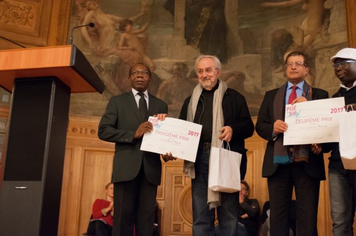 Raoul Djimeli, 3ème prix, Université de Yaoundé (Caméroun) réprésenté par son père Daniel Tongning avec Claude Mollard Conseiller culturel auprès de Jack Lang, Mojeb Al-Zahrani, Directeur général de l'IMA avec Laurent Malanda, 2ème prix, représenté par Maha Lee Cassy