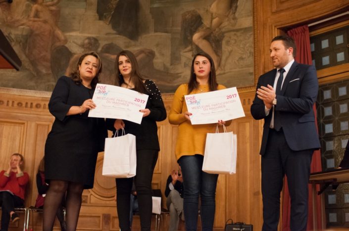 Prix de la Meilleure participation du Maghreb décerné à l'Université Abderrahmane Mira de Béjaïa - Algérie par Mohamed Khaled, Premier Secrétaire près de l'Ambassade d'Algérie en France et Linda Aït Bachir, poète, correspondante pour le Maghreb à Hasna Redjal, étudiante, et à Kattia Galou, Enseignante,