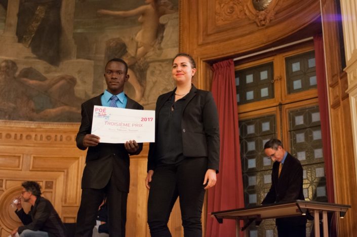Niklovens Fransaint, prix "Dis-moi-Dix mots et 3ème prix, IMFP à Gonaïves (Haïti) décerné par Bérangère Ferry-Wilczek, chargée de communication, Ministère de la Culture