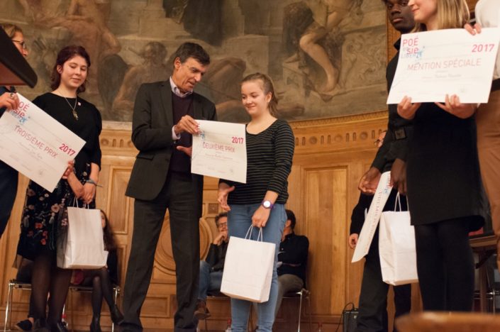 Claude Morel, Préfet honoraire, remet le 2ème prix à Aurélie Gouvernon, Lycée Charles Péguy à Orléans (45)