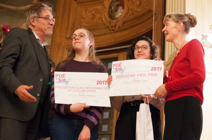 Guy Féret, Proviseur honoraire et Trésorier avec Apolline Bourgeois, prix PPS, Lycée Sonia Delaunay à Vert St Denis (77) ; Mathilde Zupan, 3ème prix, Lycée René Descartes à St Génis-Laval (69) et Marie-Rose Farjon, psychologue et Administrateur