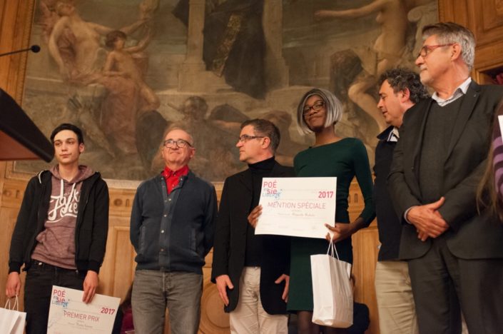 Abigaëlle Wabelo, mention spéciale, entourée de Philippe le Guillou, Proviseur et d'Ariel Lellouche, instituteur.