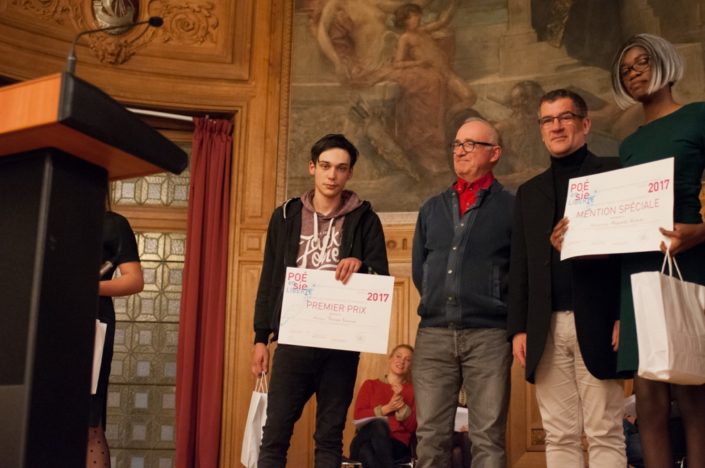 Florian Vasseur, 1er prix, Lycée Lavoisier à Mayenne (53) et André Prodhomme, poète, Président du Jury2013 ; Philippe le Guillou, Proviseur et Abigaëlle Wabelo, mention spéciale, Lycée Fernand Léger à Ivry sur Seine (94)