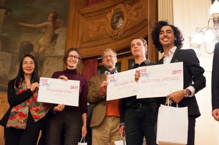 Eliane Kan, Directrice de TCA et Amandine Gérard 3ème prix, ENSAPLV Paris (75) ; Erick Haehnsen, Rédacteur en chef d'INNOV 24 et Martin Boillat, 2ème prix, ENIM de Metz (57) ; Nicolas Robert, sélection spéciale, Université Paris-Sorbonne.