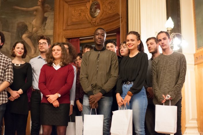 les sélectionnés Etienne de l'Estoile, Freie Universität à Berlin (Allemagne), le minois de Sarah Baraka Université Lille 3 (59), Harold Mensah Atoh et Maeva Lemercier du Lycée Français de Lomé (Togo), entre les deux, Claire Freidenberger, Lycée Frédéric Kirschleger de Munster (68), à l'extrême droite, Romain Delait de CNDB Virton (Belgique)