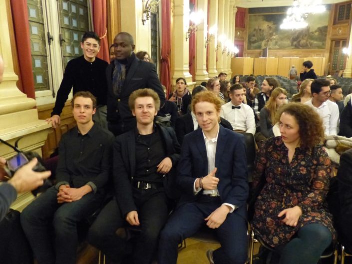 Assis : Martin Boillat de Metz, Alexandre Coste de Moscou, Olivier Jolicoeur de Montréal, Virginie Geraud de Château Chinon. Debouts : Ignacio Guzman et Carl Withsler A. Benoit