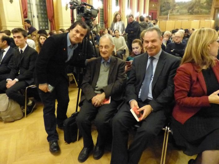 Binod Khahurel, Président de l'Association France Népal debout aux côtés de Pierre Brunel