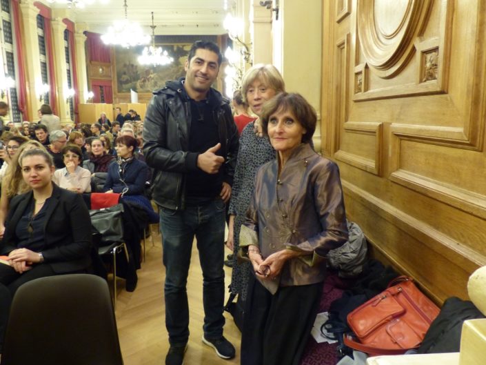 Un supporter de Poésie en liberté aux côtés d'Elisabeth Jouhaud Secrétaire générale adjointe et Rose Séguignes, Secrétaire générale