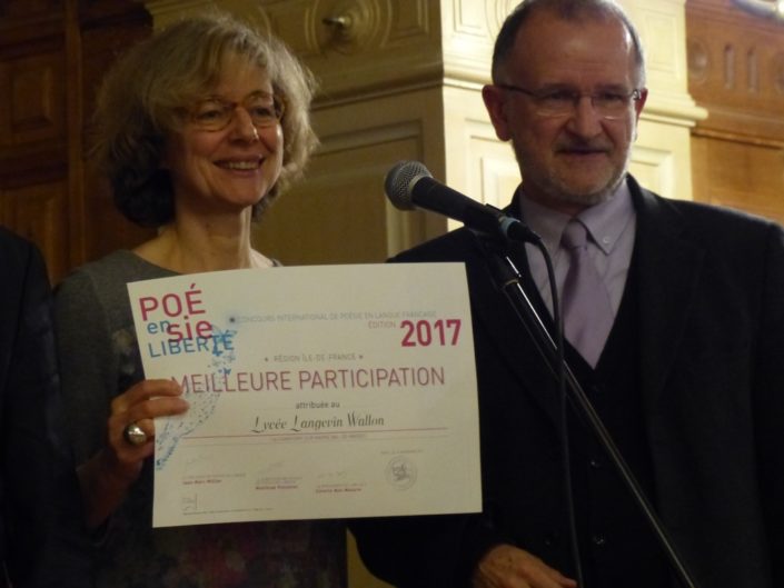 Marie-Carole Ciuntu, Vice-Présidente du Conseil régional Île-de-France et Bernard Martial, Professeur représentant le Lycée Langevin Wallon à Champigny/Marne (94), meilleure participation des Lycées en IDF