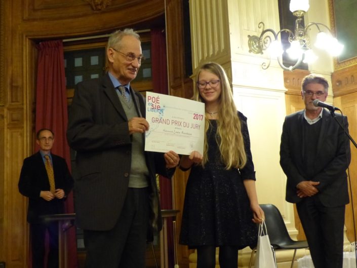 Pierre Brunel, Président d'Honneur, remet à Louise A. le Grand Prix du Jury