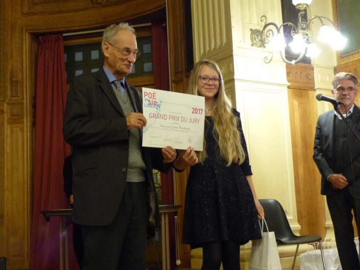 Pierre Brunel, Président d'Honneur, remet à Louise A. le Grand Prix du Jury