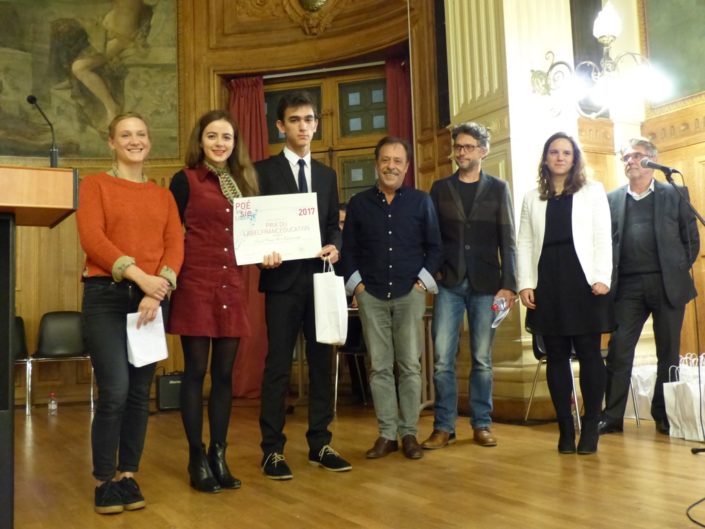 Umut Mert Karacaoğlu du Lycée Sainte Pulchérie, Istanbul - Turquie reçoit le Prix du LabelFrancEducation de Yeelem Jappain, Lou Gala, Antoine Coesens, Frédéric Gorny, Mèche