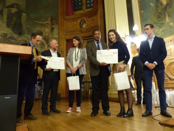 Etienne Orsini, poète et Margarita Stroganova, 3ème prix, Lycée Français de Moscou (Russie) Jean Olympio et Marie Lemoine, 2ème prix, Lycée Français de Lomé (Togo), Jacques de Certaines, 1er prix, Lycée Français de St Domingue (République Dominicaine)