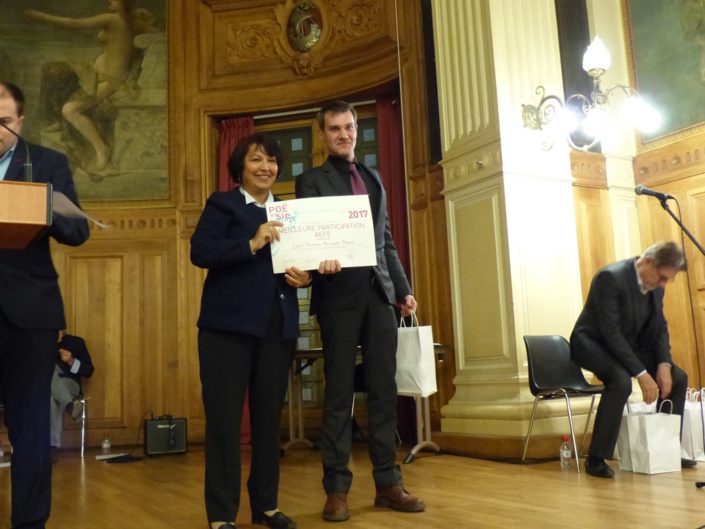 Fadila Méhal, Présidente de la Commission de la culture de la Ville de Paris remet le Prix de la Meilleure participation AEFE au Lycée Français Alexandre Dumas de Moscou (Russie) représenté par Monsieur Hervé Imbert de Balorre, Professeur.