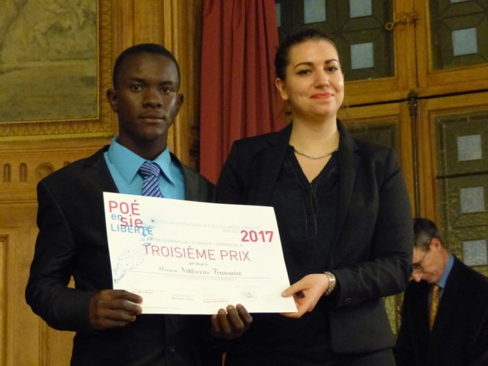 Niklovens Fransaint, Prix "Dis-moi dix mots" et 3ème prix des Lycées de l'étranger, IMFP à Gonaïves (Haïti) et Bérangère Ferry-Wilczek, chargée de communication, Ministère de la Culture