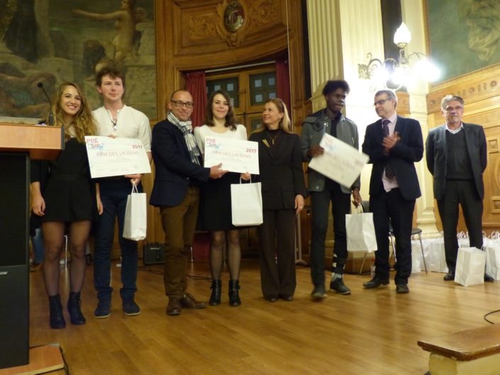 Prix Région Île-de-France, palmarès des lycéens. Mélodie Quercron, poète et Léon Delarue, Lycée Francisque Sarcey à Dourdan (91) : Philippe Audibert, Professeur de Solène Bron, Lycée Jean-Paul II à la-Ville-du-bois (91) et Patricia Hébert, proviseur et Vice-Présidente ; Luc Manene, LPO Paul Langevin à Ste Geneviève-des-bois (91) et Jean-Luc Héraud, proviseur et Président délégué