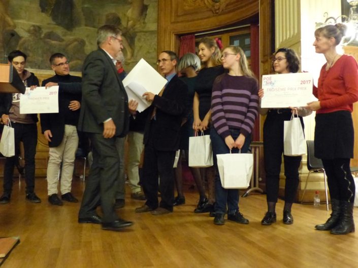 Guy Féret pour remettre le prix PPS à Apolline Bourgeois, Lycée Sonia Delaunay à Vert Saint Denis (77) ; Mathilde Zupan, 3ème prix, Lycée René Descartes à St Genis Laval (69) et Marie-Rose Farjon, psychologue, administrateur