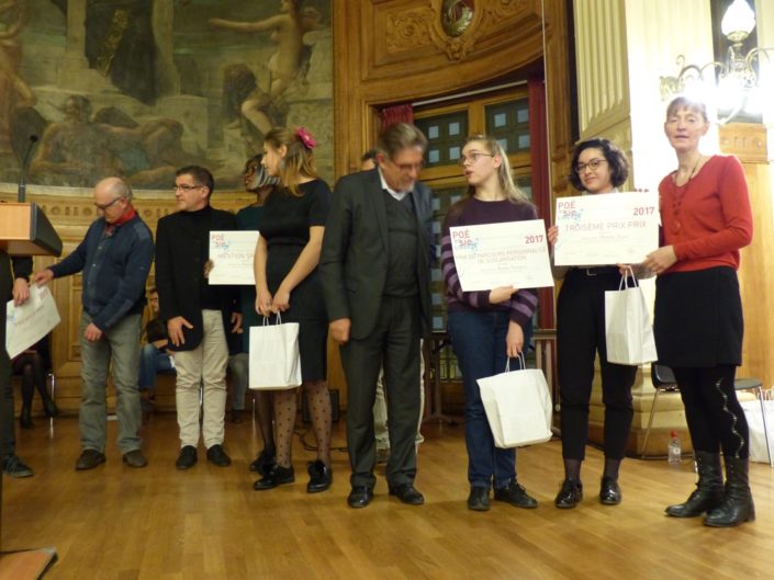 Aglaée Collin attend son prix ; Guy Féret et Apolline Bourgeois, prix PPS, Lycée Sonia Delaunay à Vert Saint Denis (77) ; Mathilde Zupan, 3ème prix, Lycée René Descartes à St Genis Laval (69) et et Marie-Rose Farjon, psychologue, administrateur