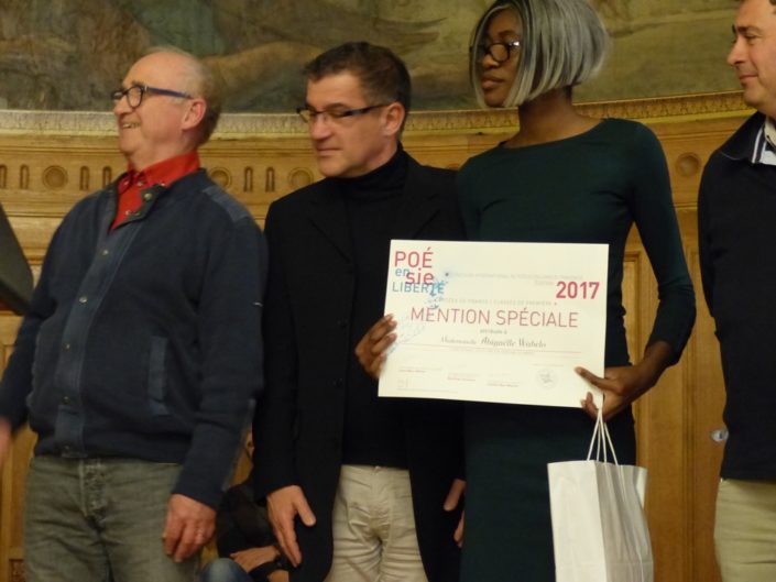 Abigaëlle Wabelo, mention spéciale, Lycée Fernand Léger, Ivry-sur-Seine (94) entourée d'André Prodhomme, Philippe Le Guillou, Proviseur et Ariel Lellouche, Instituteur