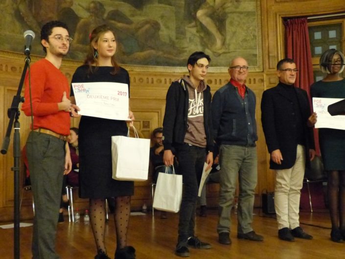 Louis Romao, auteur compositeur interprète, Aglée Collin, 2ème prix, Lycée Jean-Henri Lambert à Mulhouse (68) ; Florian Vasseur, 1er prix, Lycée Lavoisier à Mayenne (53) et André Prodhomme, Poète, Président du Jury 2013