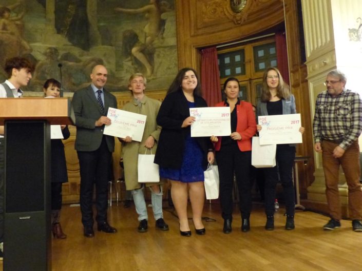 à g, Erwan Simonot, 1er prix, Lycée St Vincent à Senlis (60) et Joëlle Billon-Galliot, MEN ; Jean-Baptiste Dussert, Universitaire et Félix Raulet, 2ème prix, Lycée Marcel Gambier à Lisieux (14) ; Kenza Kaabeche et Fiona Lazaar, Député du Val d'Oise ; Clara Gervaise-Volaire et Olivier Jacquet,