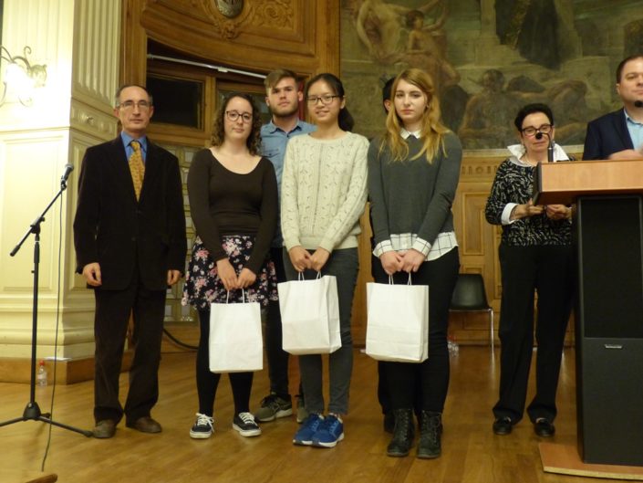 Gilles Tabard et Marius David, juré, et Justine Dorizon, Tecomah (78) ; Minh Anh Nguyen du Lycée Français Alexandre Yersin à Hanoï (Vietnam) ; Chloé François, Lycée Jean Moulin à Langon (33)