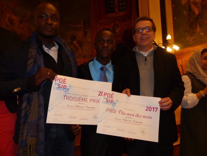 Niklovens Fransaint, lauréat du 3ème prix des Lycées de l'Etranger et du prix "Dis-moi dix mots" avec Carl Withsler A. Benoît, lauréat 2016 et Jacques Lévy, Proviseur et Vice-Président