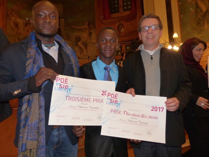 Niklovens Fransaint, lauréat du 3ème prix des Lycées de l'Etranger et du prix "Dis-moi dix mots" avec Carl Withsler A. Benoît, lauréat 2016 et Jacques Lévy, Proviseur et Vice-Président