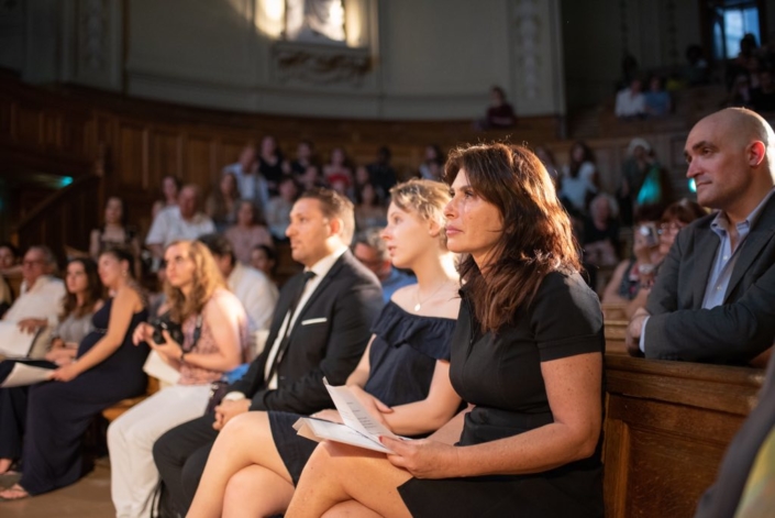 Manon Laporte, Conseillère régionale d’île-De-France, Déléguée spéciale auprès de la Présidente en charge de l'éducation artistique et culturelle accompagnée par Victoire.