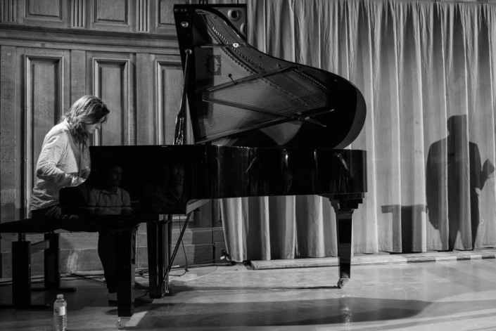 Etienne Champollion, compositeur arrangeur, multiinstrumentiste, accompagne les poèmes de la soirée.