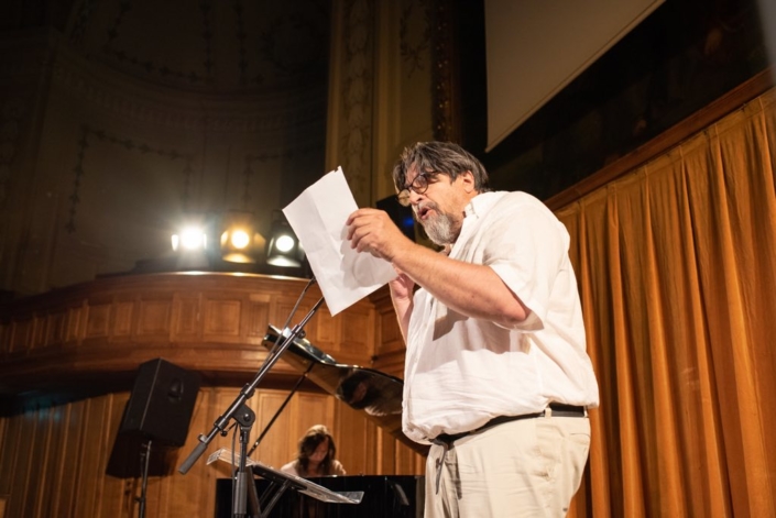 Dominique Thomas, accompagné dans sa lecture par Etienne Champollion