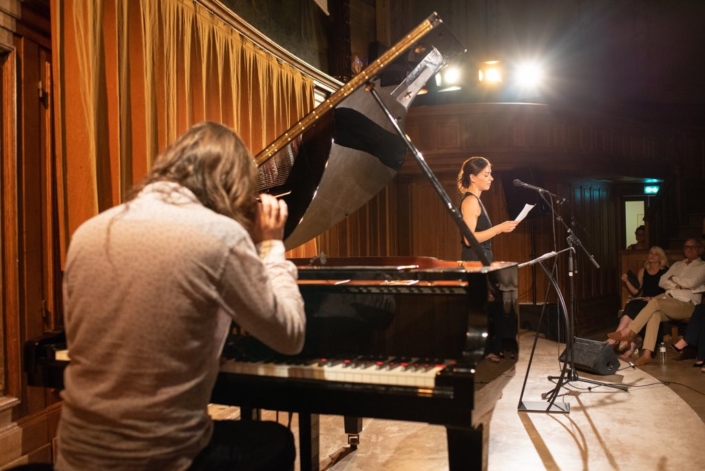 Au piano, Etienne Champollion pour Malya Roman